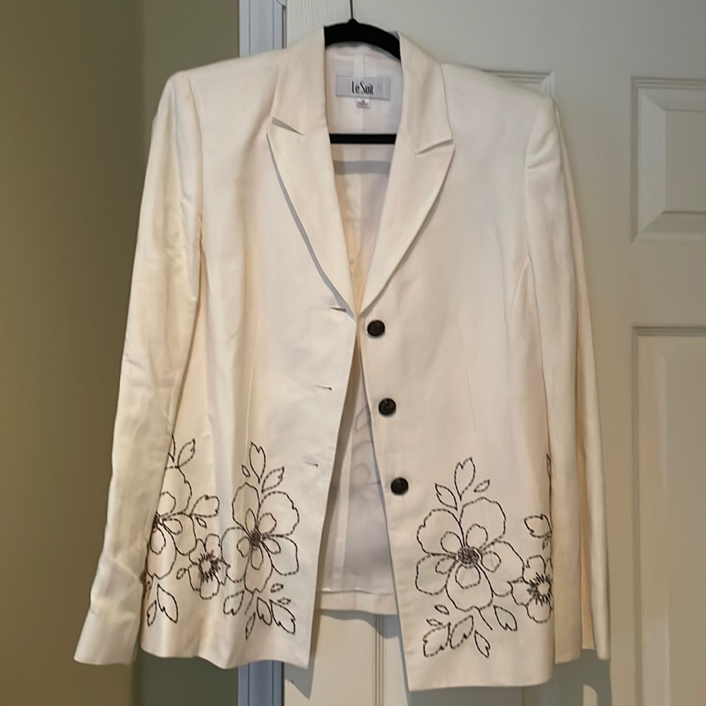 LeSuit size 12 loose fitting. Lined jacket& pants. Side zip-dry clean